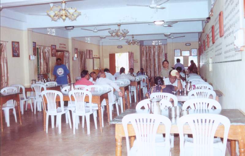 The restaurant-dining hall. The restaurant-dining hall.