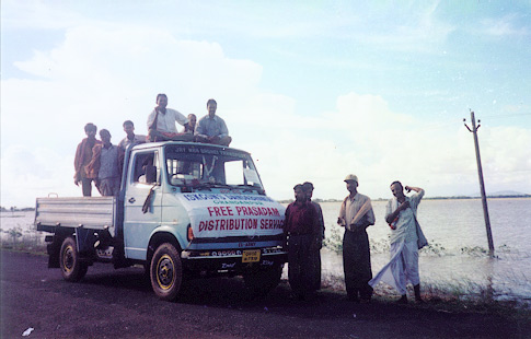 Dandabhanga’s Prasad distribution team during the time of the Orissa Super Cyclone calamity.