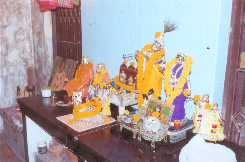 The Deities worshipped in the house of Sacinandan Prabhu.